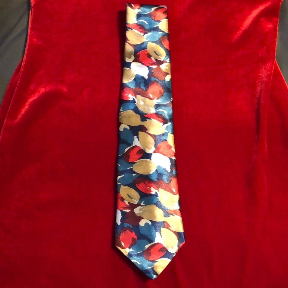 Haggar brand tie, measuring about 3.75” wide at bottom